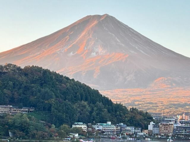 2024年11月7日 6:27 am.

First snowfall
今年の初冠雪は、なんと五合目まで降りました！

#初冠雪　#fujisan #mtfuji #First snowfall #miznohotel