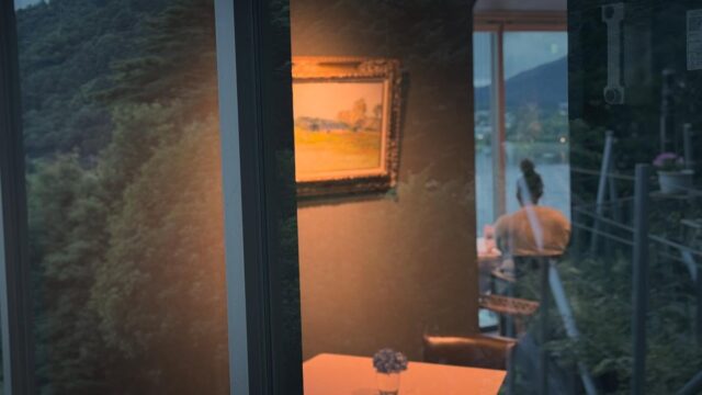 The forest sways, the lake whispers.
Reflected in the glass—is it scenery, or a memory?

#miznohotel #mizunohotel #fujisan #mtfuji #kawaguchiko #amazingview #skybar #japantravels #livecamera #nicehotel #湖のホテル #富士山 #河口湖 #山梨