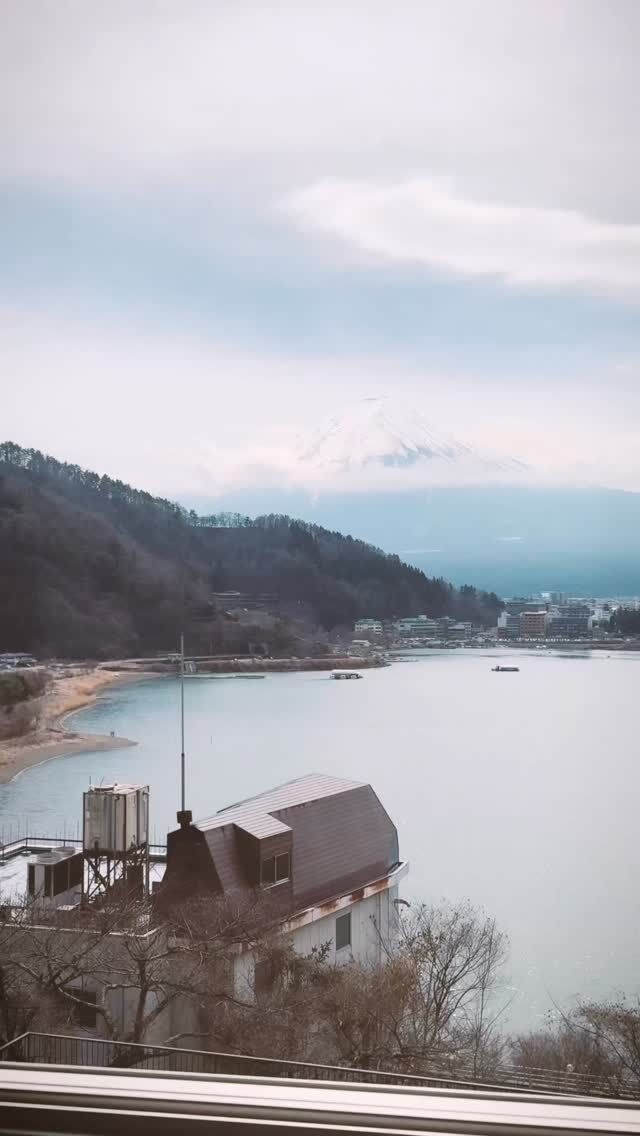 🌸【2026年3月分のご予約受付スタート】🌸
春の気配が少しずつ訪れる河口湖。
雪を抱く富士と、やわらかな陽射しが織りなす景色は、
この季節ならではの移ろいを感じさせます。
湖のホテルでは、冬の静けさと春のあたたかさが交差するひとときを、
心ゆくまでお楽しみいただけます。
📅ご予約は公式サイトにて
🔗プロフィールのリンクからどうぞ。
🌸 March 2026 Reservations Now Open 🌸
March at Lake Kawaguchi is a season of quiet transition—
the lingering stillness of winter,
softened by the gentle arrival of spring light.
At Mizno Hotel, discover the harmony of two seasons:
crisp, snow-capped Mt. Fuji by day,
and the promise of spring in the air.
📅 Book your March stay now via our official website
🔗 Link in profile
#miznohotel #mizunohotel #fujisan #mtfuji #kawaguchiko #amazingview #skybar #japantravels #livecamera #nicehotel #湖のホテル #富士山 #河口湖 #山梨