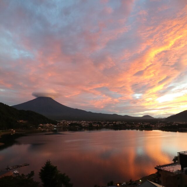 Mount Fuji adorned with a snowy veil, and the tranquil scenery of Lake Kawaguchi standing quietly.
The breathtaking view from the high ground resembles a painting, embodying serenity and grandeur.
The mountain, crowned with white, whispers of winter's silence.
A moment spent at a lakeside hotel leaves warm memories in your heart.
This fleeting scene, woven by nature's artistry, colors your special time.
Along with the winter silence, feel the eternal beauty.