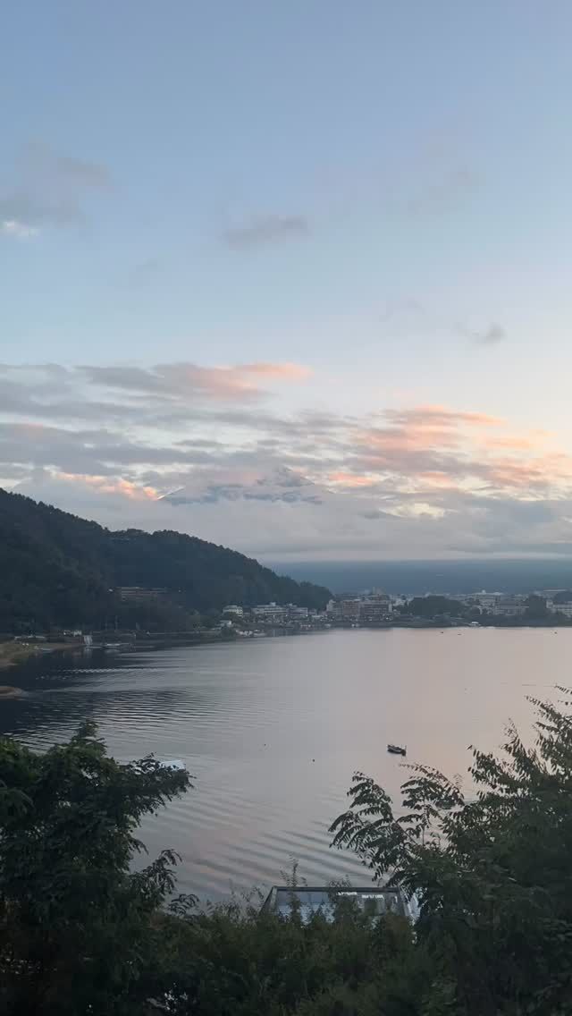 2025年10月13日 5:18 pm.
#timelapse #miznohotel #mizunohotel #fujisan #mtfuji #kawaguchiko #amazingview #skybar #japantravels #hotel #livecamera #niceview #rooftopbar #nicehotel #湖のホテル #富士山 #河口湖
 http://www.mzn.jp/
https://www.youtube.com/c/officialmiznohotel/live