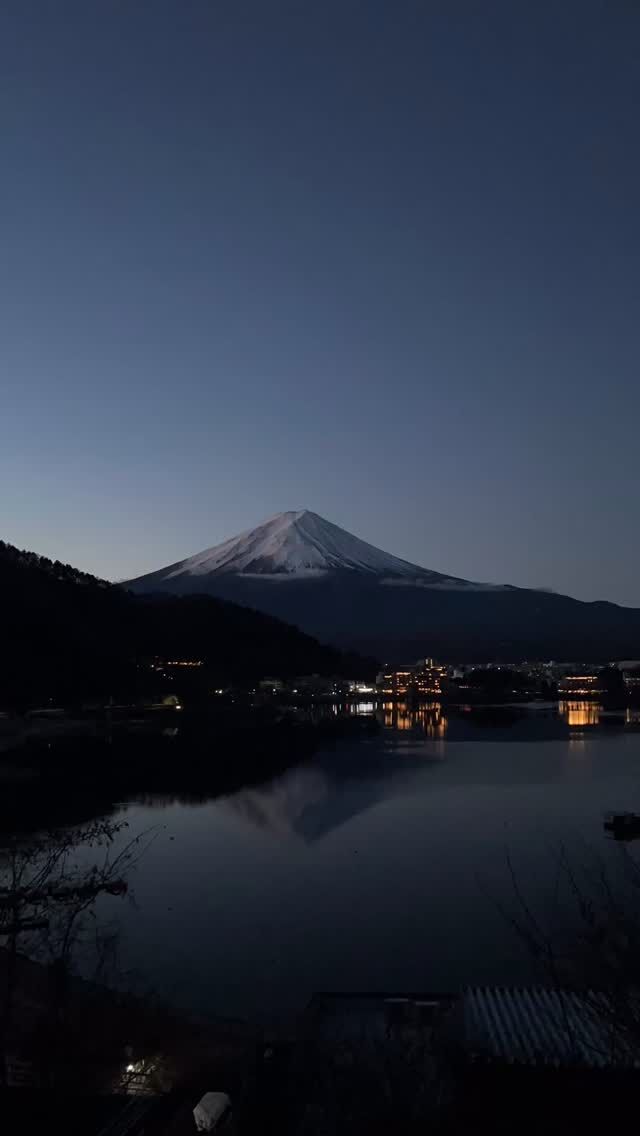 2026年1月1日 6:15 am.
Happy New Year. 
We hope there will be no more war in this world!

#timelapse #miznohotel #mizunohotel #fujisan #mtfuji #kawaguchiko #amazingview #skybar #japantravels #hotel #livecamera #niceview #rooftopbar #nicehotel #湖のホテル　#富士山　#河口湖

 http://www.mzn.jp/
https://www.youtube.com/c/officialmiznohotel/live