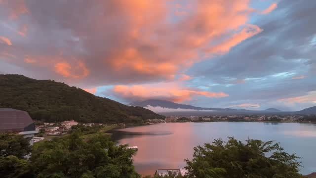20256月26日 7:02 pm.
Today’s Mt. Fuji Showtime！

#timelapse #miznohotel #mizunohotel #fujisan #mtfuji #kawaguchiko #amazingview #skybar #japantravels #hotel #livecamera #niceview #rooftopbar #nicehotel #湖のホテル　#富士山　#河口湖

 http://www.mzn.jp/
https://www.youtube.com/c/officialmiznohotel/live