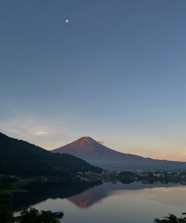 2025年6月17日 4:30 am.
夜明けの月と逆さ富士
The moon at dawn and inverted Mt. Fuji

#timelapse #miznohotel #mizunohotel #fujisan #mtfuji #kawaguchiko #amazingview #skybar #japantravels #hotel #livecamera #niceview #rooftopbar #nicehotel #湖のホテル　#富士山　#河口湖

 http://www.mzn.jp/